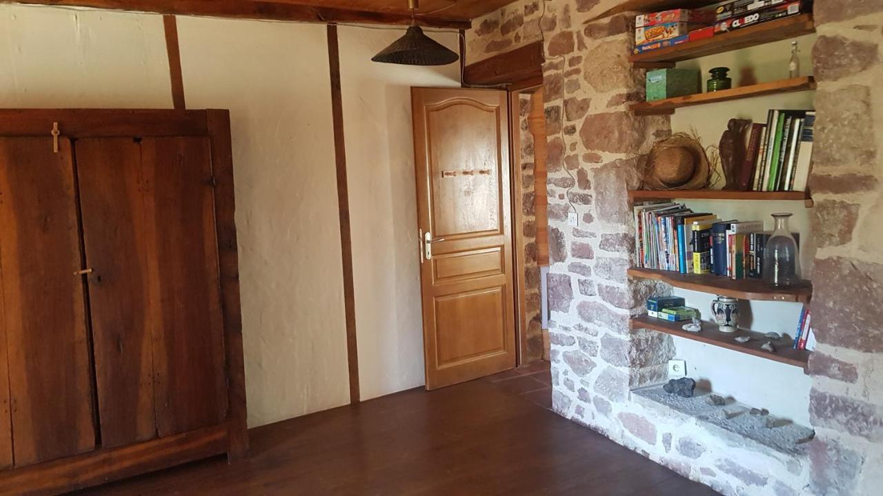 maison isolée dans les vignes et les bois Valady Exterior foto